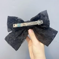 Doppellagige Haarspange aus schwarzer Spitze mit Blumenstickerei und silberner Federklemme - Klein / Schwarz