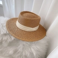 Detailansicht eines geflochtenen Strohhuts mit beigem Band auf weichem Plüschhintergrund - M (56-58cm) / Khaki Fedora-Beiges Band