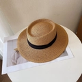 Draufsicht auf einen flachen Strohhut mit schwarzem Seidenband auf einem weißen Tisch - M (56-58cm) / Khaki Fedora-Schwarzes Band