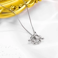 Dettaglio della collana d'argento con ciondolo a fiore e chiusura a levetta OT - Collana / Argento
