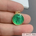 Dettaglio del pendente medaglia San Benedetto in smalto verde da 17,8mm in oro metallo - Verde