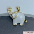 Dettaglio del ciondolo a forma di elefante in smalto bianco con zirconi, 23,8x20mm - Bianco