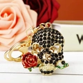 Portachiavi teschio gotico con strass neri che tiene una rosa rossa in bocca - Strass Nero