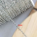 Nahaufnahme einer 2mm silbernen Edelstahl-Gliederkette auf rustikalem Holzhintergrund - 2mm / Stahlfarbe