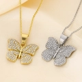 Primer plano de collares de mariposa dorados y plateados con circonitas brillantes - Con Cadena / Dorado