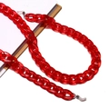 Détail de la chaîne de lunettes en acrylique rouge avec maillons givrés et boucles - Rouge