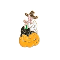 Detalle del pin de esmalte de Halloween con gatos apilados sobre una calabaza - Gato Calabaza