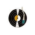 Detailaufnahme einer Vintage-Grammophon-Emaille-Anstecknadel auf weißem Hintergrund - Phonograph Schallplatte
