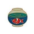 Detailansicht einer Emaille-Brosche mit Clownfisch-Motiv und goldumrandetem Fischglas - Aquarium