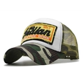 Detail einer Vintage Mesh Trucker Kappe mit gelber Stickerei auf Camouflage-Schirm - Tarnfarben