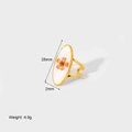 Vista detallada que muestra medidas de 28mm y 2mm del anillo dorado con flores secas - Abierto Ajustable / Estilo Rectangular de Flor Seca (DFR130)