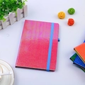 Détail du carnet irisé rose et violet texturé avec une bande élastique bleue - A5 / Rose