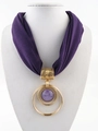 Détail du collier foulard en tissu violet avec pendentif anneau doré et pierre violette - Violet