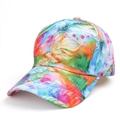 Baseballpet met kleurrijke regenboog veerprint en gebogen rand op een witte achtergrond - Verstelbaar / Kleurrijke Bladeren