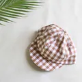 Dettaglio cappello da sole per neonati a quadretti marroni e bianchi in cotone traspirante - Cachi