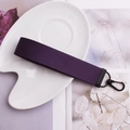 Porte-clés en sangle de nylon violette avec un mousqueton en métal noir robuste - Violet