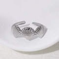 Anillo abierto minimalista de concha en acero inoxidable plateado con acabado pulido - Ajustable / Color Acero