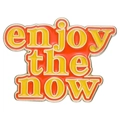 Pin's rétro en émail orange avec texte jaune 'enjoy the NOW' de style pop art vintage - enjoy the NOW (XZ8027) / Texte Orange Jaune (XZ8027)