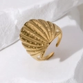 Minimalistischer goldener Muschelring aus Edelstahl auf einem weißen strukturierten Felsen - Verstellbar / Muschelform / Gold