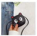 Détail d'un mini sac à bandoulière noir pour fille avec motif chat et texture lychee - Noir