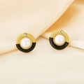 Primer plano de pendientes vintage franceses con esmalte negro y perlas sobre seda - Dorado (KE115273-K)