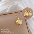Dettaglio della collana con pendente a cuore apribile con perla e diamanti - Collana di Perle Apribile a Cuore d'Oro (B236)