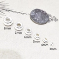 S925 Sterlingsilber Perlen in 3mm bis 8mm neben einer Münze zum Größenvergleich - Silber / 3mm