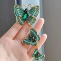 Spilla a farfalla vintage dorata con cristalli verdi e nappina lunga elegante - Verde
