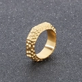 Primer plano de un anillo ancho de acero inoxidable con textura martillada dorada - US 9 / Dorado