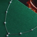 Collana in argento con quadrifoglio e pavé di zirconi su sfondo verde opaco - Collana di Platino