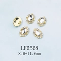 Vue macro de strass pour ongles ovales de 8,6x11,6 mm avec base dorée et cristaux clairs - Grand Strass Transparent Base Or (6568)
