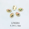 Détail macro de bijoux à ongles ovales irisés avec base dorée et strass, taille 8,6x11,6mm - Pierre Principale Arc-en-Ciel Iridescente Base Or (6584)