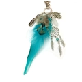 Detail eines böhmischen Traumfänger-Schlüsselanhängers mit blauen Federn und Kristall - Stil 6
