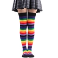Nahaufnahme der regenbogenfarbenen Overknee-Strümpfe mit leuchtenden Streifen und Baumwolle - 1# Schwarzer Rand