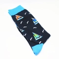 Dunkelblaue Baumwollsocken mit bunten Segelbootmustern und hellblauen Fersenakzenten - Einheitsgröße / Navy Blau Farbiges Segelboot (A355)