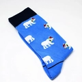 Nahaufnahme der gestrickten Socken mit festlichen Eisbär-Motiven in Himmelblau und Schwarz - Einheitsgröße / Himmelblau Schwarz Weihnachts Eisbär (A356)