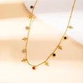 Détail du collier en acier inoxydable doré avec pierres rondes colorées et croix - Collier Croix en Zircon Coloré