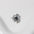Détail macro d'un pendentif cœur toile d'araignée argenté avec pierre noire et strass - Noir