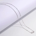 Collar de plata de ley S925 con perlas redondas y cadena de caja sobre fondo blanco - Plateado