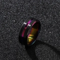 Détail de bague en titane noir mat de 8mm avec rainure violette et intérieur arc-en-ciel - US 8 / Arc-en-ciel et Noir