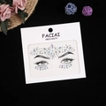 Vue macro de gemmes de visage en cristal iridescent avec strass pour maquillage de fête - Blanc AB