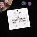 Détail macro de bijoux de visage et strass colorés sur carte pour maquillage de fête - Multicolore AB