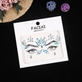 Détail des gemmes de visage en acrylique bleu et transparent sur carte blanche - Bleu