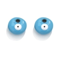 Nahaufnahme von zwei hellblauen Emaille-Evil-Eye-Anhängern für DIY-Schmuck - Himmelblau