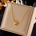Minimalistische Goldkette mit Herzanhänger und Strasssteinen in einer Schmuckschatulle - Gold