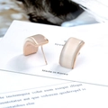 Orecchini geometrici a C in oro rosa con intarsio in opale su sfondo bianco puro - Oro rosa