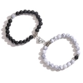 Détail du fermoir magnétique en cœur reliant des bracelets pour couples en perles marbre - Howlite & Pierre Brillante avec Cœur