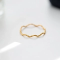 Anello minimalista a onde in acciaio al titanio dorato con trama martellata lucida - US 6 / Oro