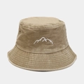 Dettaglio del ricamo della montagna sul cappello a secchiello in cotone lavato kaki - M (56-58cm) / Cachi