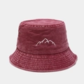 Dettaglio cappello pescatore bordeaux in cotone lavato con ricamo di montagna e occhielli in metallo - M (56-58cm) / Borgogna